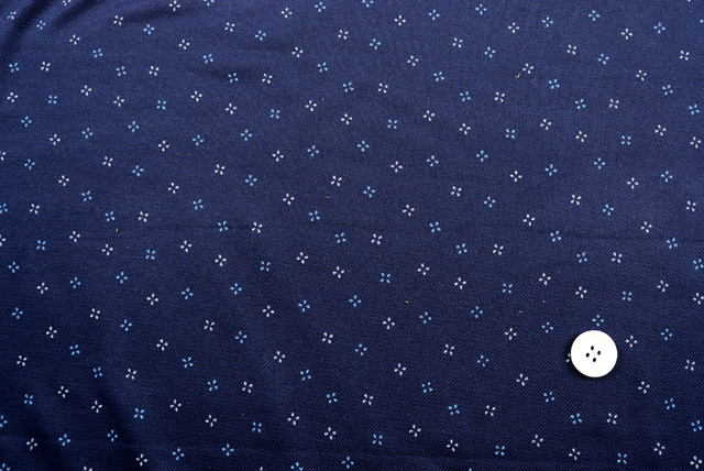 鹿の子ニット 小紋プリント 濃紺地に青系 全体の柄と鹿の子の表面感（江戸ッ子 210ya）