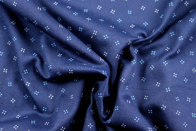 鹿の子ニット 小紋プリント 濃紺地に青系 ドレープ感と柄のやわらかな見え方（江戸ッ子 210ya）