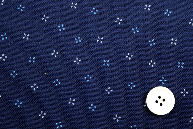 鹿の子ニット 小紋プリント 濃紺地に青系 2cmボタンとの比較（江戸ッ子 210ya）