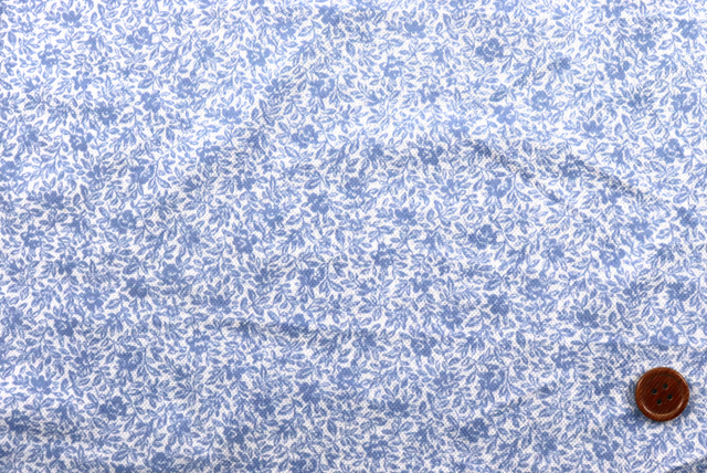 鹿の子ニット グラニープリント 花柄 水色 全体の柄と2cmボタン比較（江戸ッ子 210ya）