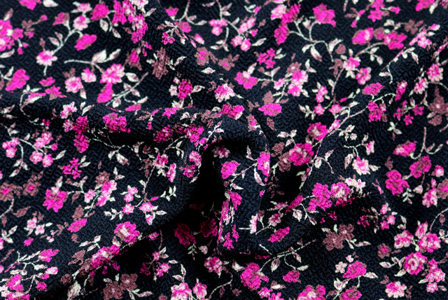ストレッチちりめんプリントニット 小花柄 黒地×赤系 柄の広がり