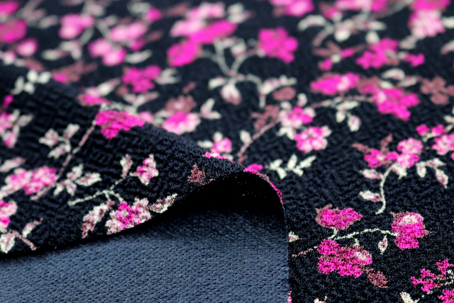 ストレッチちりめんプリントニット 小花柄 黒地×赤系 ドレープ