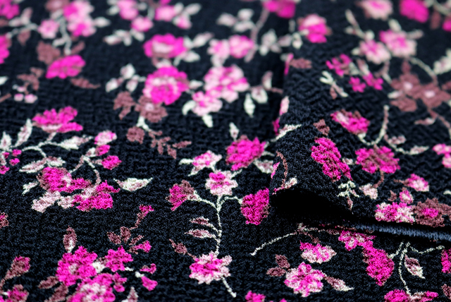 ストレッチちりめんプリントニット 小花柄 黒地×赤系 生地端