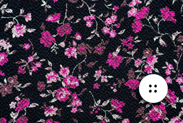 ストレッチちりめんプリントニット 小花柄 黒地×赤系 柄サイズ比較