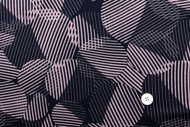 ストレッチ ちりめんプリントニット モダンラインアート幾何学 くすんだピンク 全体(江戸ッ子 210ya)