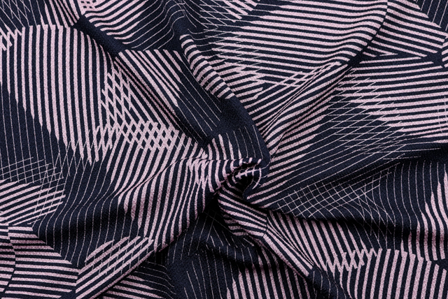 ちりめんプリントニット モダンラインアート幾何学 くすんだピンク ドレープ(落ち感の参考)