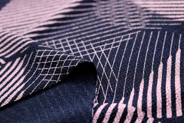 ちりめんプリントニット 幾何学柄 表面アップ(質感の参考)