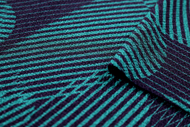 モダンラインアート幾何学 深緑 生地端(厚みの参考)