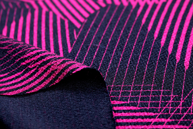 モダンラインアート幾何学 マゼンダ 表面アップ（編み地と色味の参考）