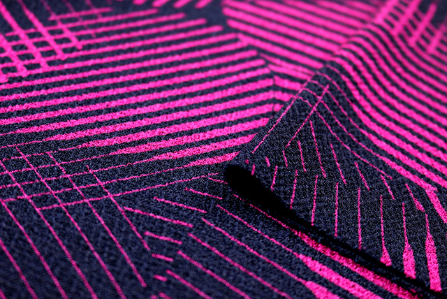 モダンラインアート幾何学 マゼンダ 生地端（厚みの参考）