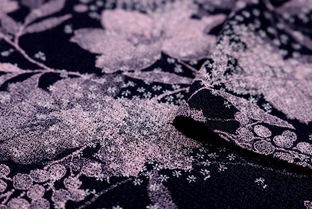 ストレッチちりめんニット 和モダン花柄 くすんだピンク 生地端(厚みの参考)