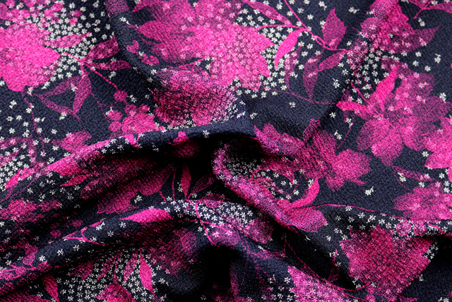 ストレッチちりめんニット 和モダン花柄 マゼンダ ドレープ(伸縮と落ち感の参考)