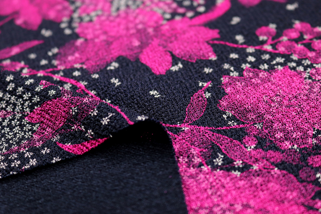 ストレッチちりめんニット 和モダン花柄 マゼンダ 表面アップ(編み地と色味の参考)