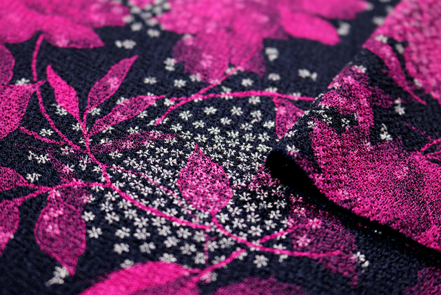 ストレッチちりめんニット 和モダン花柄 マゼンダ 生地端(厚みの参考)