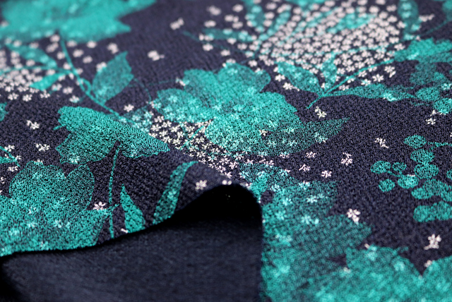 ストレッチちりめんニット 和モダン花柄 深緑 表面アップ(編み地と色味の参考)
