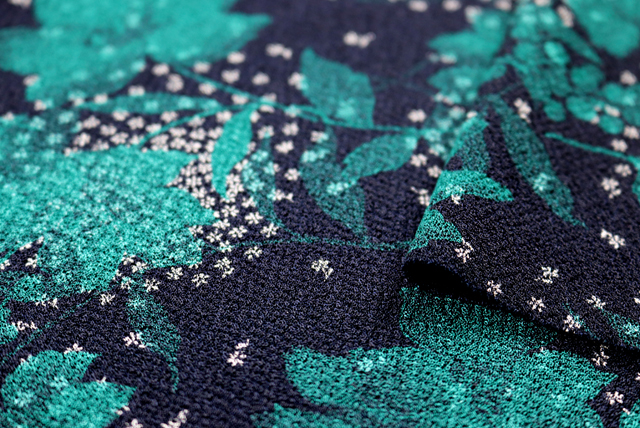 ストレッチちりめんニット 和モダン花柄 深緑 生地端(厚みの参考)