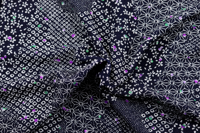 ストレッチちりめんニット 雲取り小紋 濃紺 ドレープ（伸縮と落ち感の参考）