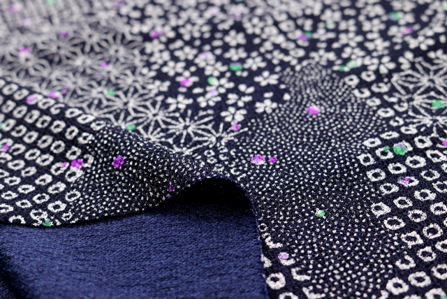 ストレッチちりめんニット 雲取り小紋 濃紺 表面アップ（編み地と色味の参考）