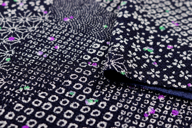 ストレッチちりめんニット 雲取り小紋 濃紺 生地端（厚みの参考）