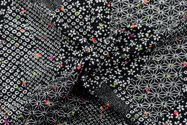 ストレッチちりめんニット 雲取り小紋 黒 ドレープ(伸縮と落ち感の参考)