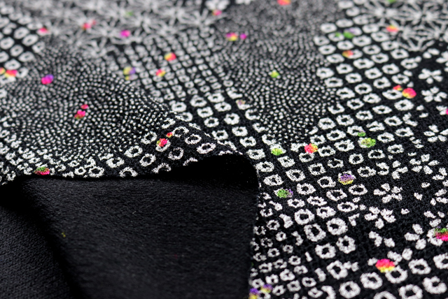 ストレッチちりめんニット 雲取り小紋 黒 表面アップ(編み地と色味の参考)