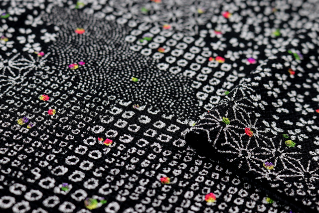 ストレッチちりめんニット 雲取り小紋 黒 生地端(厚みの参考)