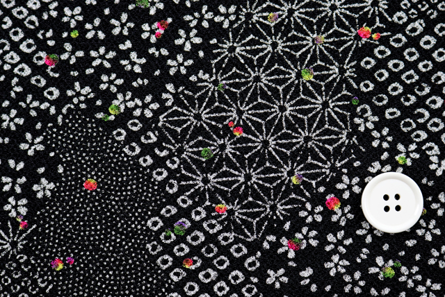 ストレッチちりめんニット 雲取り小紋 黒 柄サイズ比較