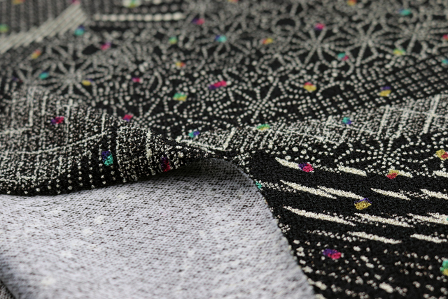 ストレッチちりめんニット 流水古典柄 黒 表面アップ(編み地と色味の参考)