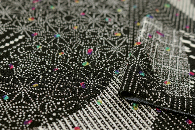 ストレッチちりめんニット 流水古典柄 黒 生地端(厚みの参考)