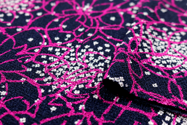 ストレッチ ちりめんニット 線描き花柄 マゼンダ 断面アップ（江戸ッ子 210ya）