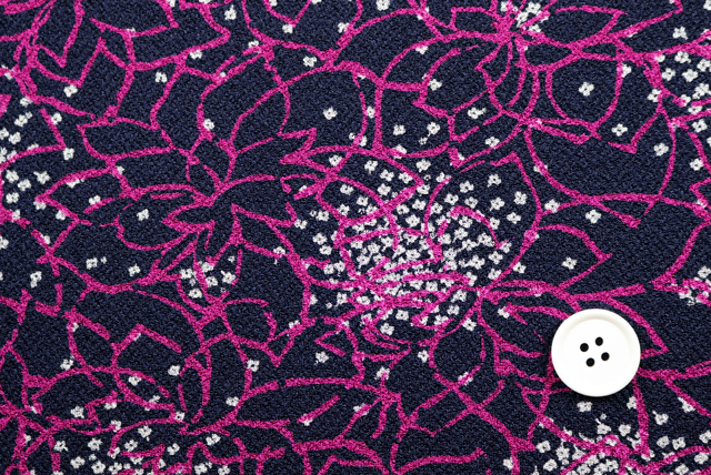 ストレッチ ちりめんニット 線描き花柄 マゼンダ ボタン比較（江戸ッ子 210ya）
