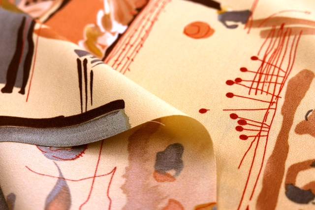 デシンプリント 和モダン更紗調 ブラウンベージュ 生地端のアップ（江戸ッ子 210ya）