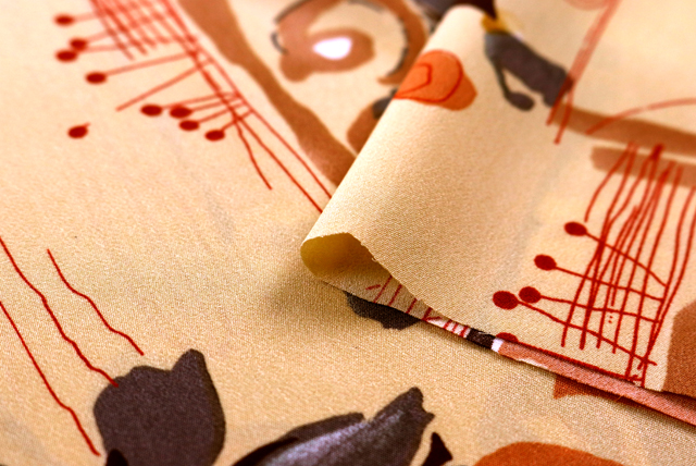 デシンプリント 和モダン更紗調 ブラウンベージュ 表面感（江戸ッ子 210ya）