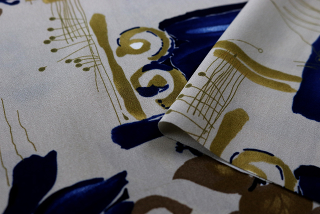 デシンプリント 和モダン更紗調 グレージュ 表面感（江戸ッ子 210ya）