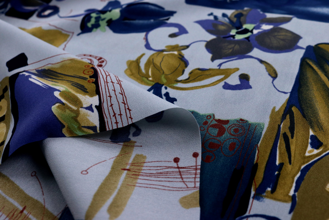 デシンプリント 和モダン更紗調 うすいブルーグレイ 生地端のアップ（江戸ッ子 210ya）