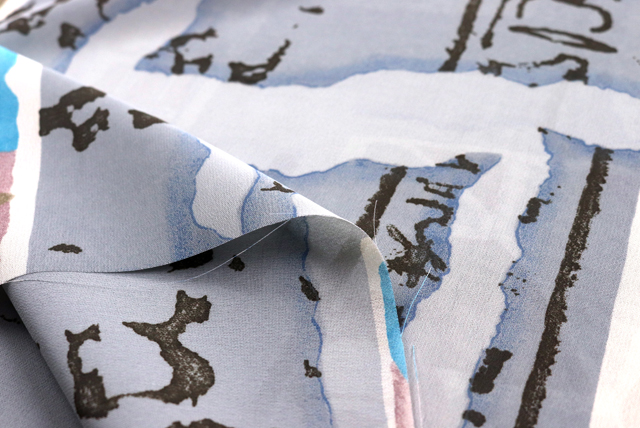 ジョーゼットプリント 和モダン書画調 うすいグレイ 生地端のアップ（江戸ッ子 210ya）