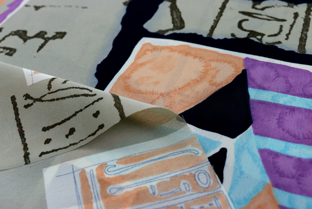 ジョーゼットプリント 和モダン書画調 うすいサンドベージュ 生地端のアップ（江戸ッ子 210ya）