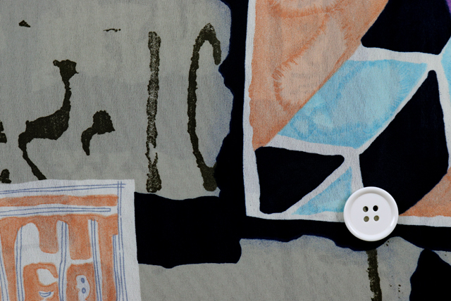 ジョーゼットプリント 和モダン書画調 うすいサンドベージュ ボタン比較（江戸ッ子 210ya）