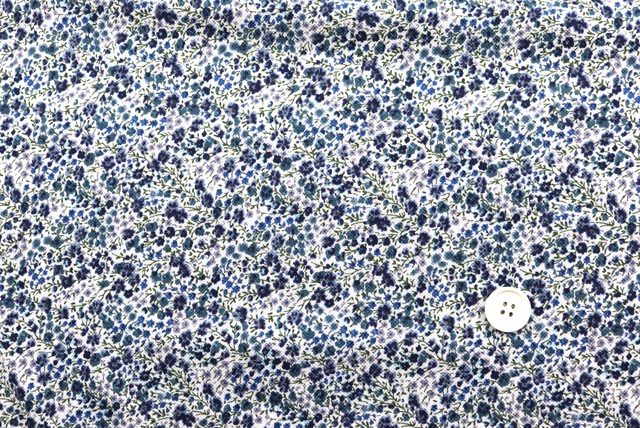 ユニチカ 梨地ニット 小花プリント 青系 全体の柄と2cmボタン比較（江戸ッ子 210ya）