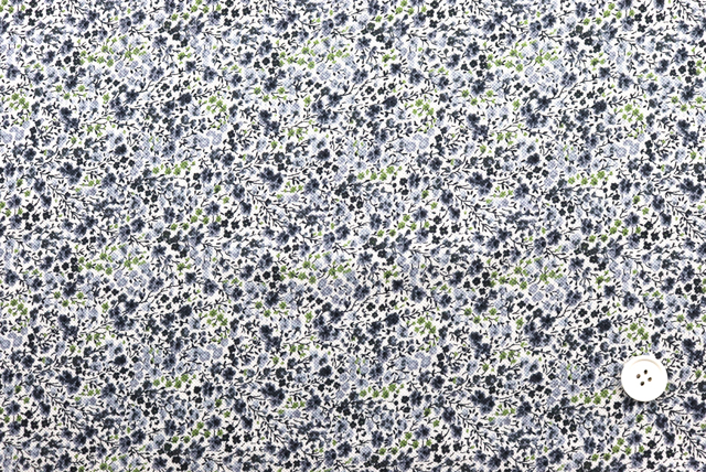 ユニチカ 梨地ニット 小花プリント うすグレイ×グリーン系 全体の柄と2cmボタン比較（ニット生地屋）